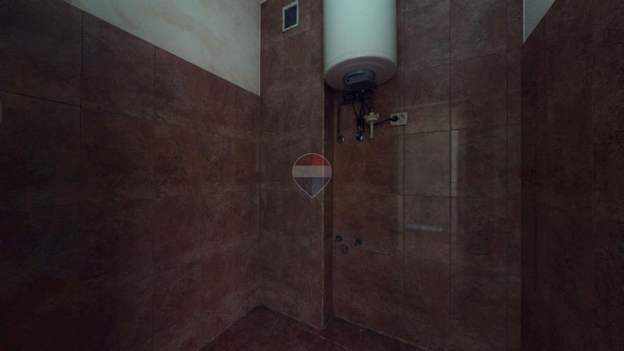 Apartament cu 3 camere semidecomandat, mobilat în Florilor