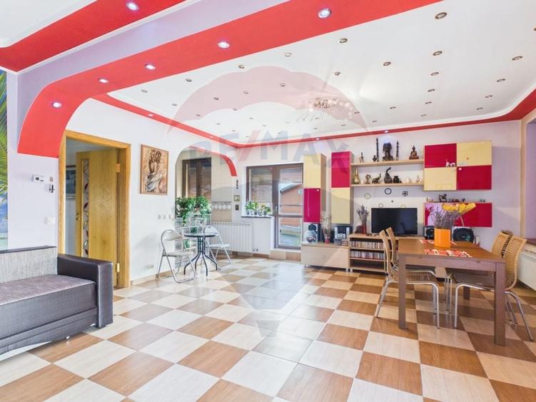 Casă cu 6 camere cu Teren 1226 Mp în Central