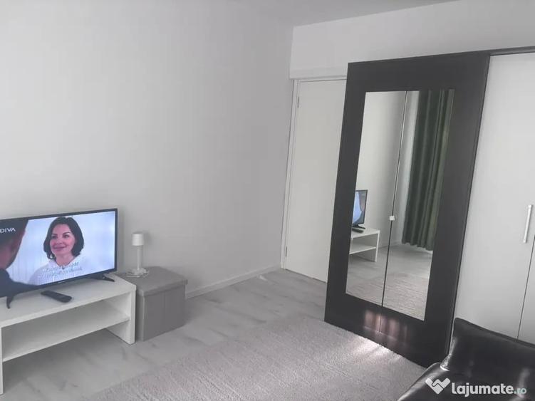 Apartament cu 3 camere semidecomandat în Central