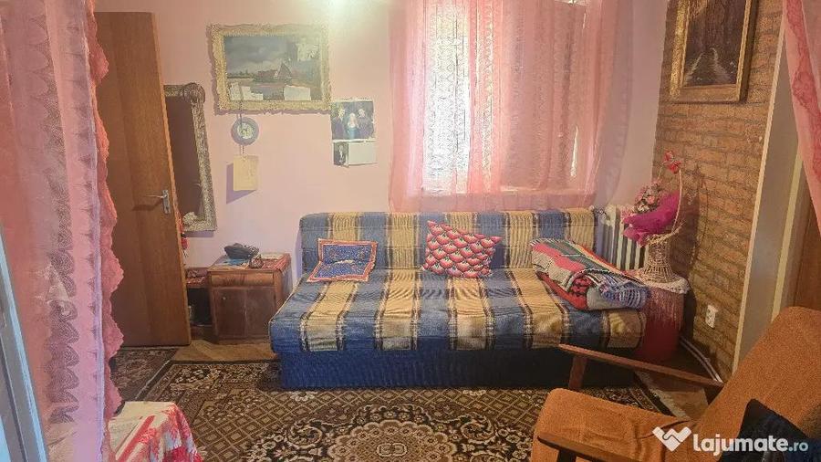 Apartament cu 3 camere decomandat în Piața Centrală