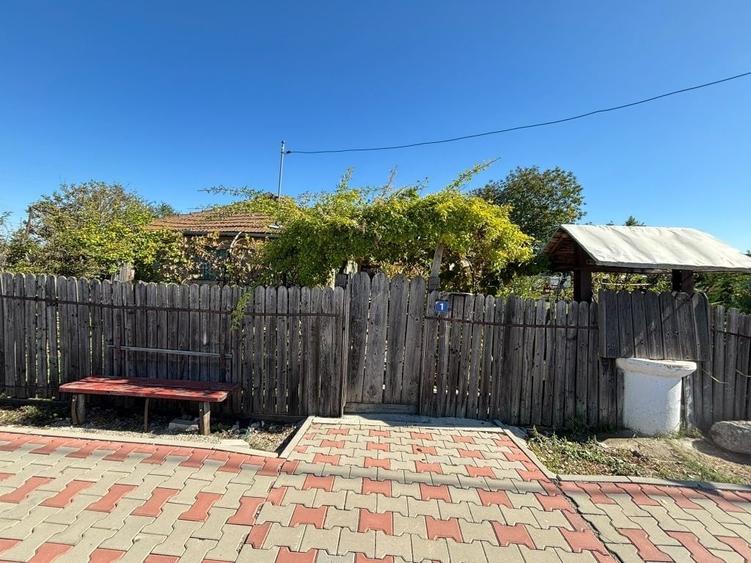 Casă cu 4 camere în Tomșani