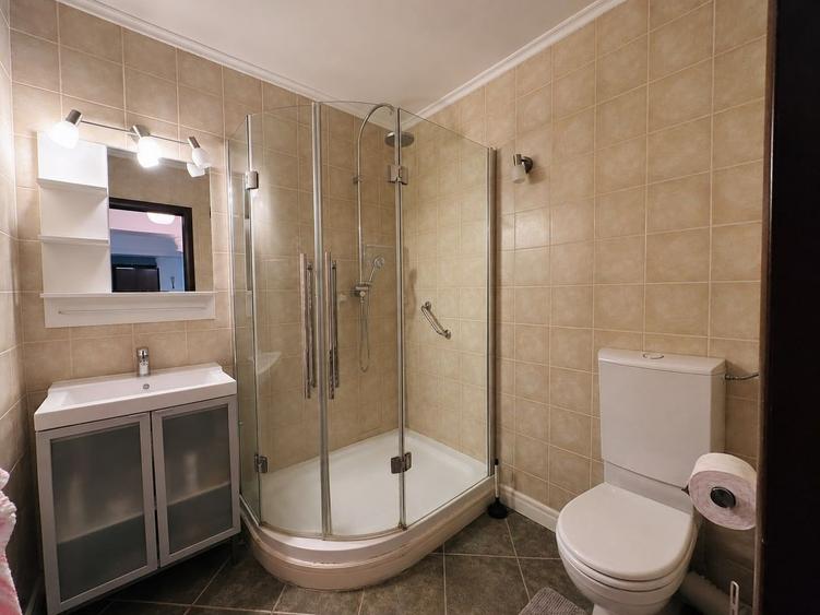 Apartament cu 3 camere semidecomandat în Moșilor
