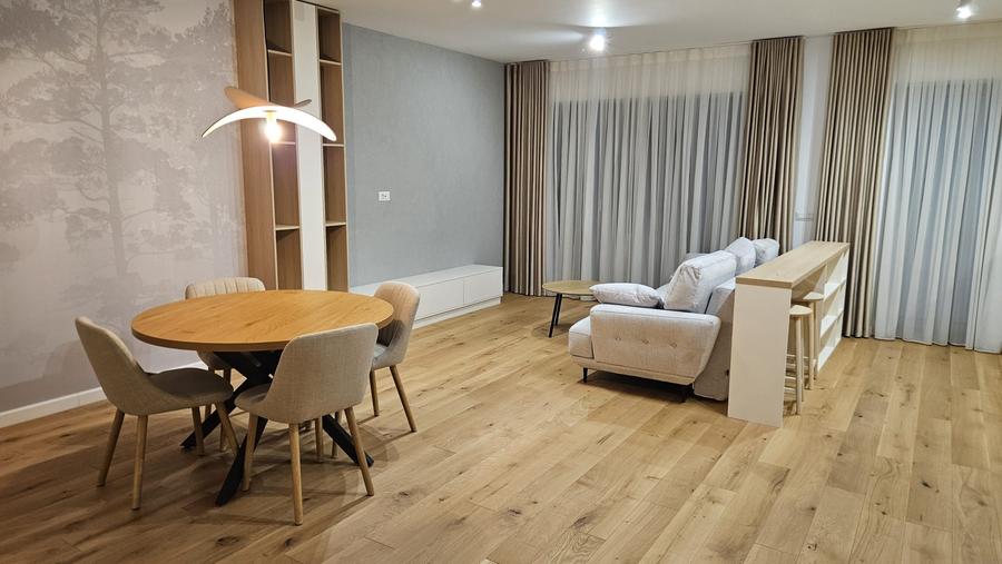 Apartament cu 4 camere decomandat în Băneasa