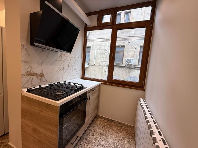 Apartament cu 3 camere semidecomandat, mobilat în Capitale