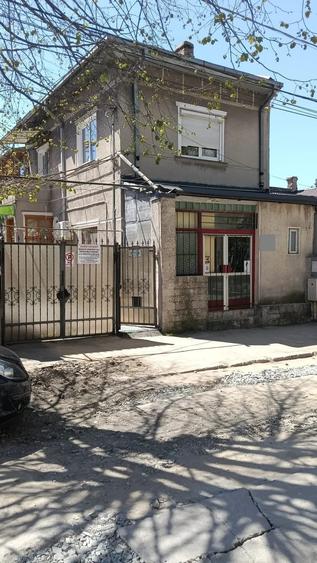 Casă cu 6 camere cu Canalizare în Central