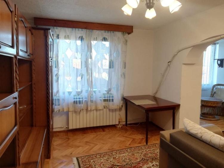 Apartament cu 3 camere decomandat în Gura Văii