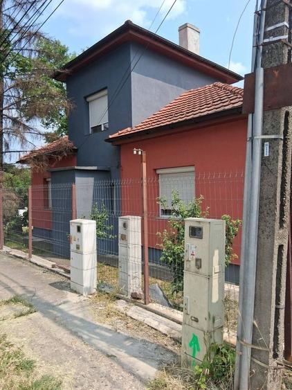 Casă individuală cu 3 camere decomandat cu Canalizare în UMT