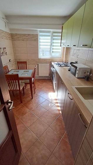Apartament cu 3 camere decomandat, mobilat în Micro 17