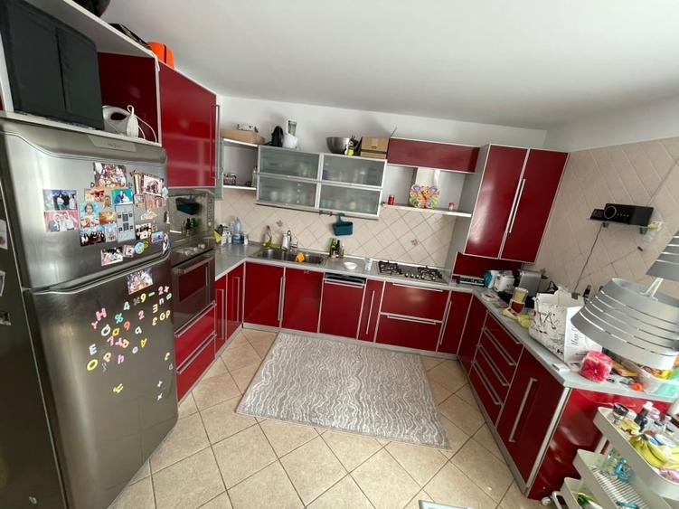 Casă cu 5 camere cu Garaj în Central