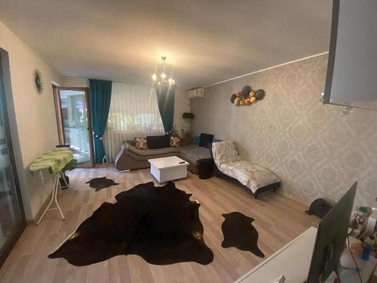 Apartament cu 3 camere decomandat, mobilat în Central