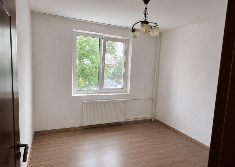 Apartament cu 3 camere semidecomandat în Titan