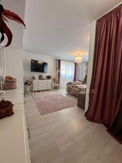 Penthouse cu 4 camere decomandat, mobilat în Noua