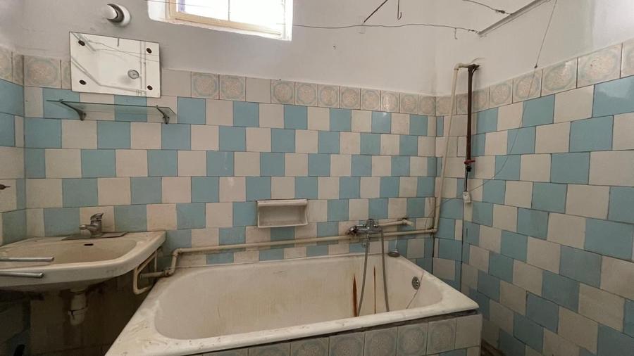 Casă individuală cu 4 camere cu Canalizare în Central