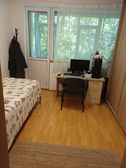 Apartament cu 4 camere semidecomandat în Gorjului