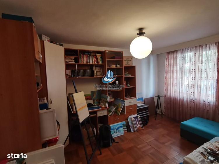 Apartament cu 3 camere decomandat în Sărata