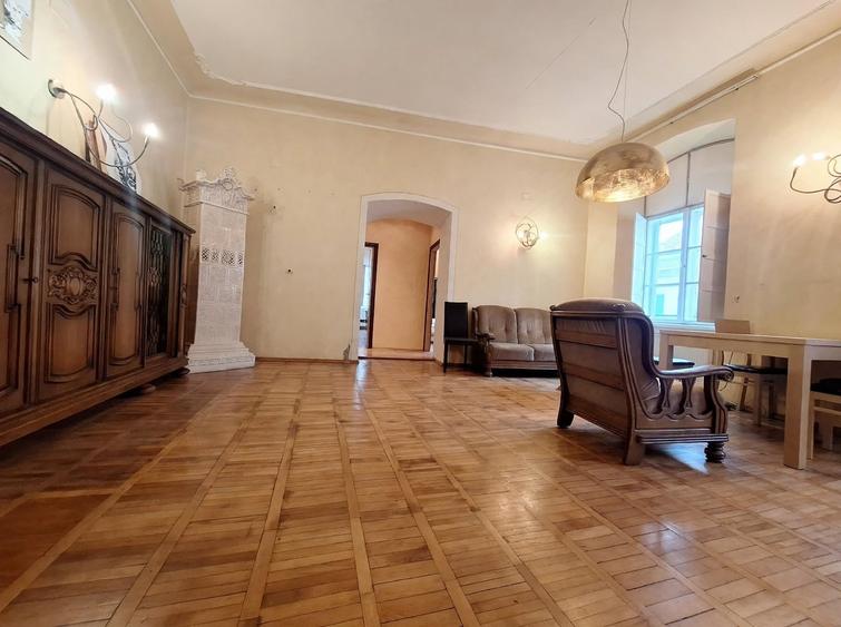Apartament cu 3 camere semidecomandat, mobilat în Central