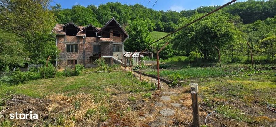 Casă cu 5 camere cu Teren 881 Mp în Central