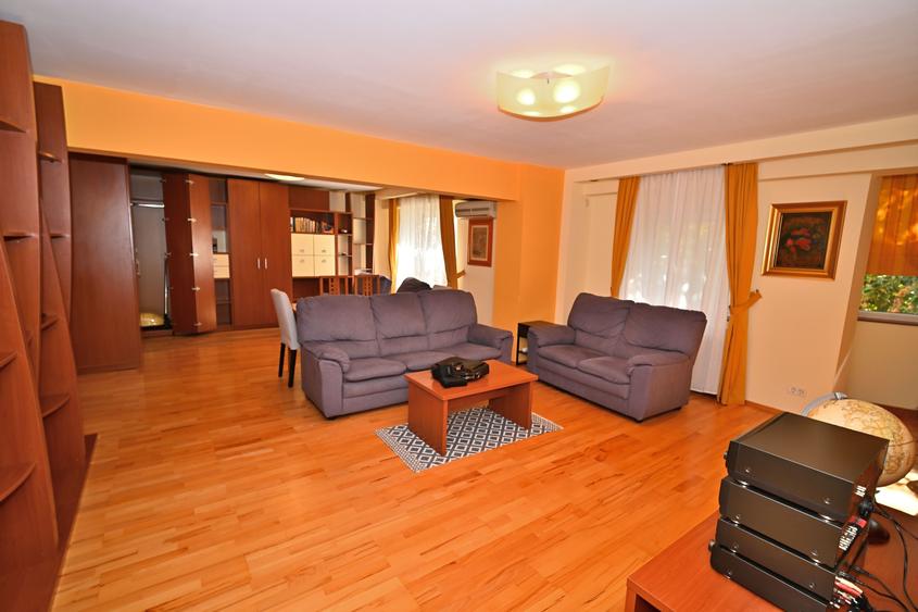 Apartament cu 4 camere semidecomandat în Aviației