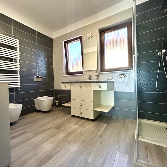 Casă individuală cu 6 camere cu Canalizare în Aeroport