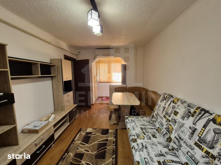 Apartament cu 3 camere semidecomandat în Craiovița Nouă