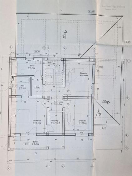 Casă individuală cu 6 camere cu Canalizare în Sud