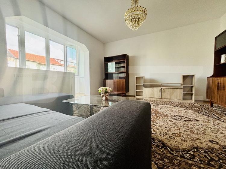 Apartament cu 4 camere decomandat, mobilat în Girocului