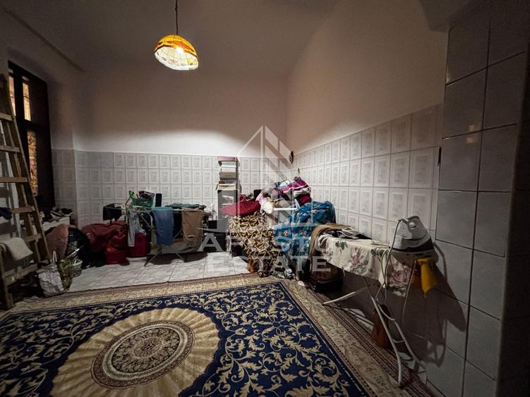 Casă individuală cu 10 camere cu Canalizare în Central