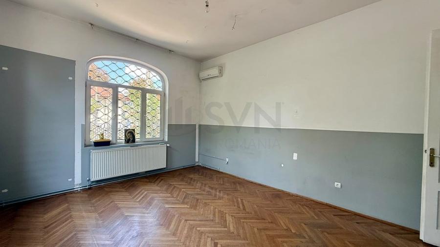 Casă individuală cu 10 camere cu Teren 387 Mp în P-ța Muncii