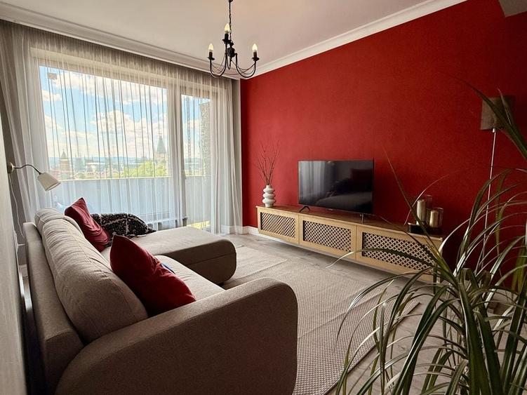 Apartament cu 3 camere decomandat în Palat