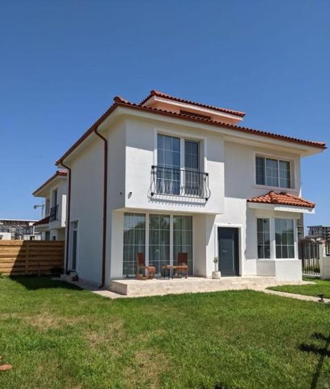 Casă individuală cu 4 camere cu Teren 250 Mp în Mamaia-Sat