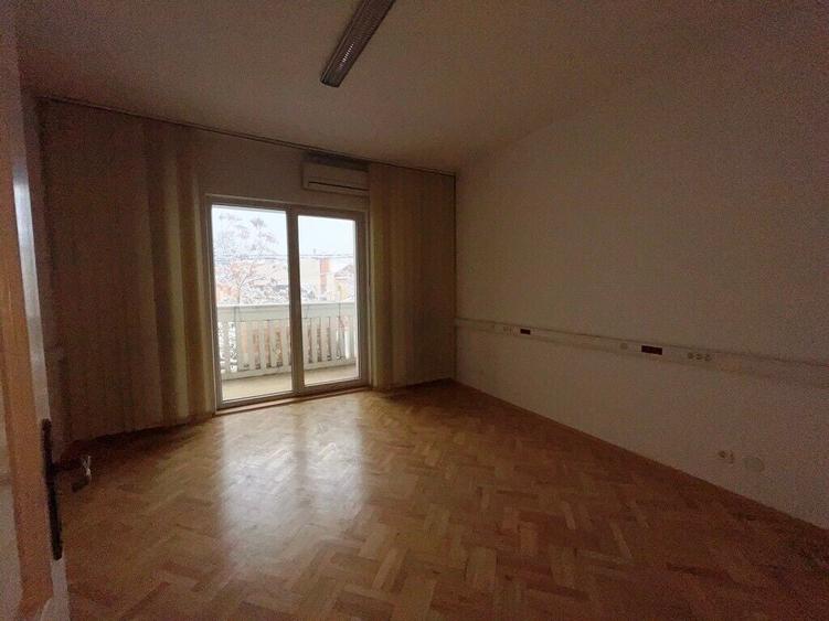 Casă individuală cu 16 camere cu Canalizare în Băneasa