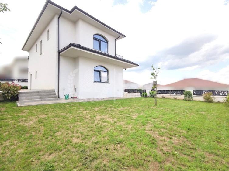 Casă individuală cu 4 camere cu Canalizare în Dezmir