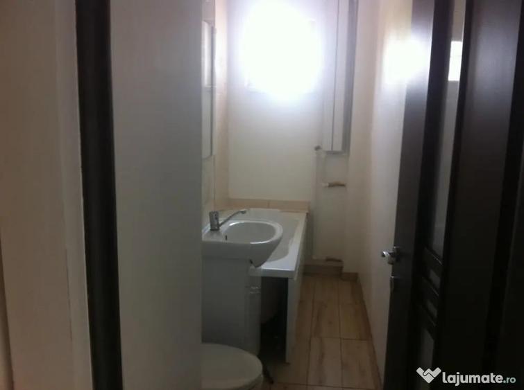 Apartament cu 3 camere semidecomandat în George Enescu