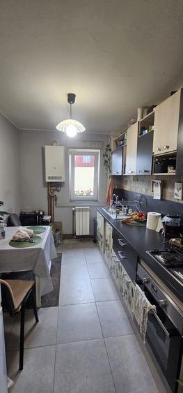 Ap 3 cam, balcon si pivnita , zona Bdul Mihai Viteazu - 4