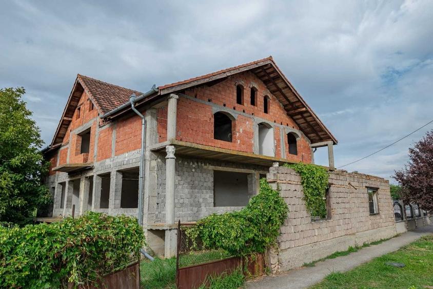 Casă cu 4 camere în Cărpiniș
