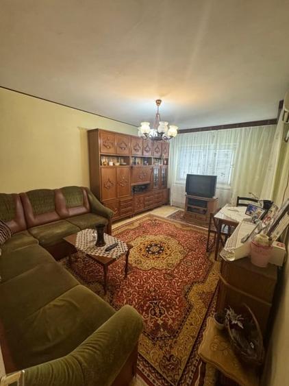 Apartament cu 3 camere decomandat, mobilat în Rovine
