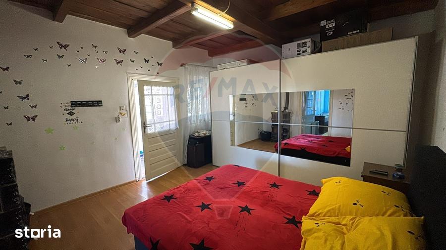 Casă cu 3 camere semidecomandat cu Teren 2241 Mp în Sânnicolau Român