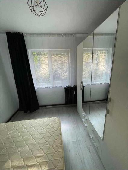Apartament cu 3 camere semidecomandat în Podu Roș