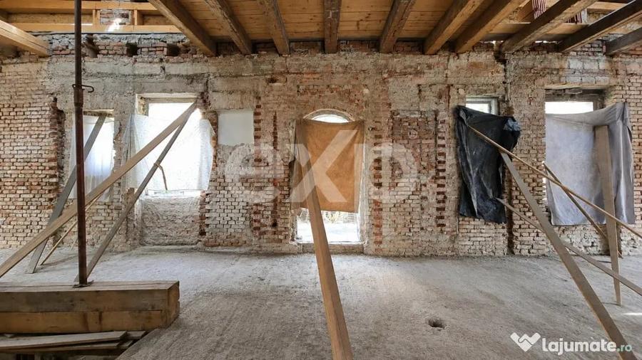 Casă cu 7 camere cu Teren 1048 Mp în Central
