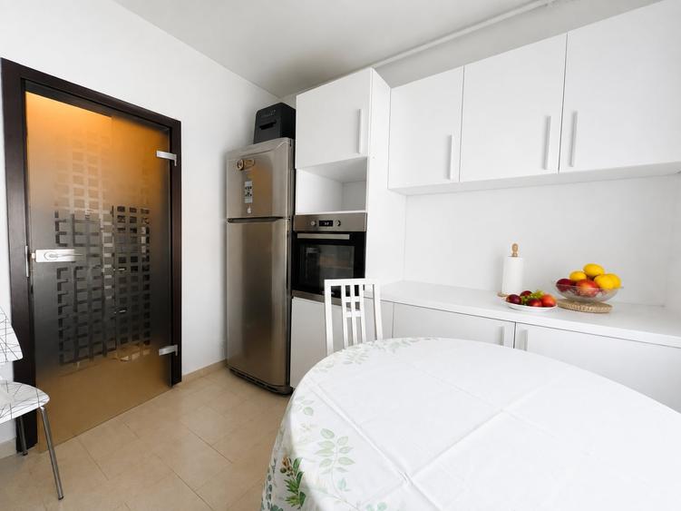 Apartament cu 3 camere semidecomandat, mobilat în Aradului