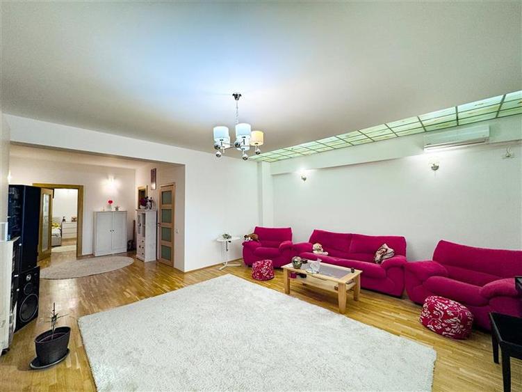 Apartament cu 4 camere semidecomandat, mobilat în Floreasca