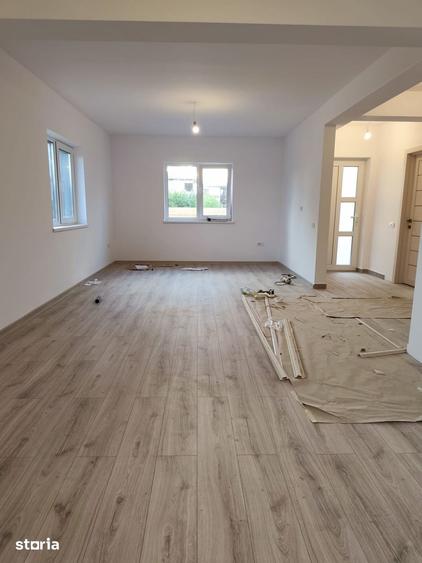Casă cu 4 camere cu Teren 370 Mp în Joița