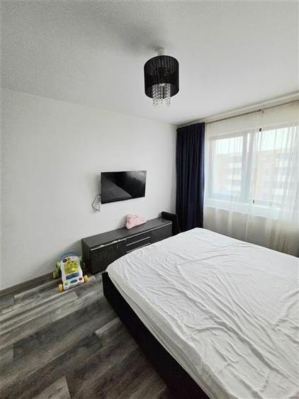 Apartament cu 3 camere decomandat, mobilat în Palazu Mare