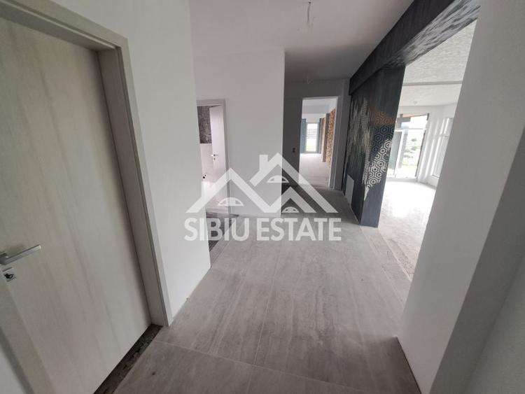 Casă individuală cu 5 camere cu Piscina în Est