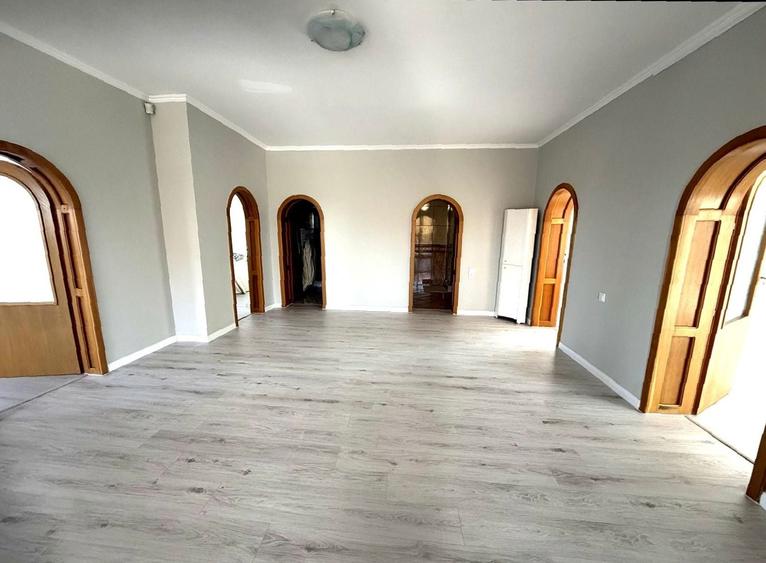 Casă individuală cu 7 camere cu Canalizare în Sânmartin
