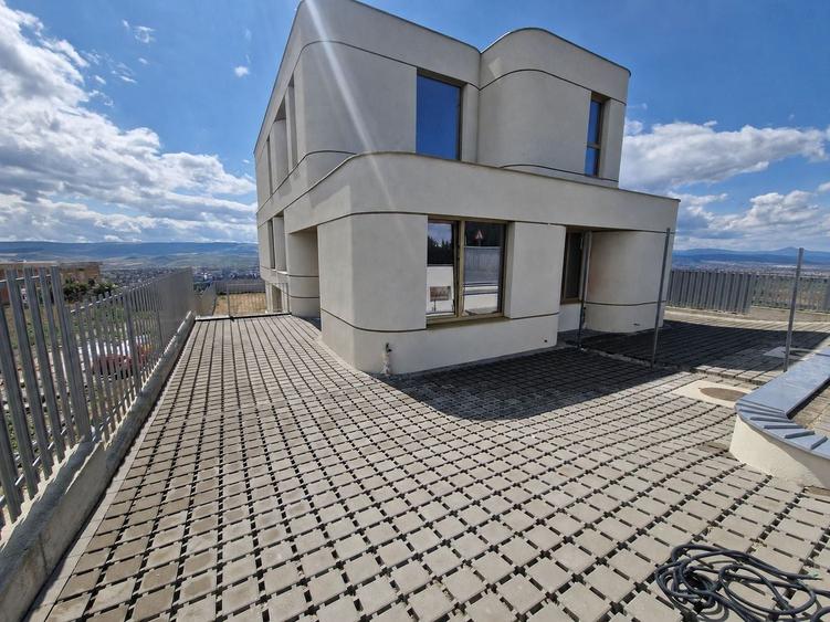 Duplex cu 5 camere cu Canalizare în Iris