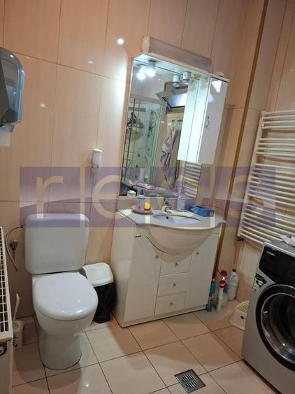 Casă individuală cu 8 camere cu Canalizare în Tineretului