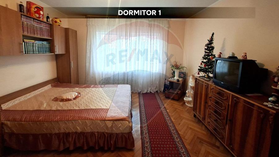 Casă cu 4 camere cu Teren 1295 Mp în Central
