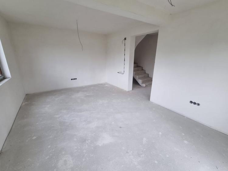 Casă individuală cu 4 camere cu Canalizare în Jucu