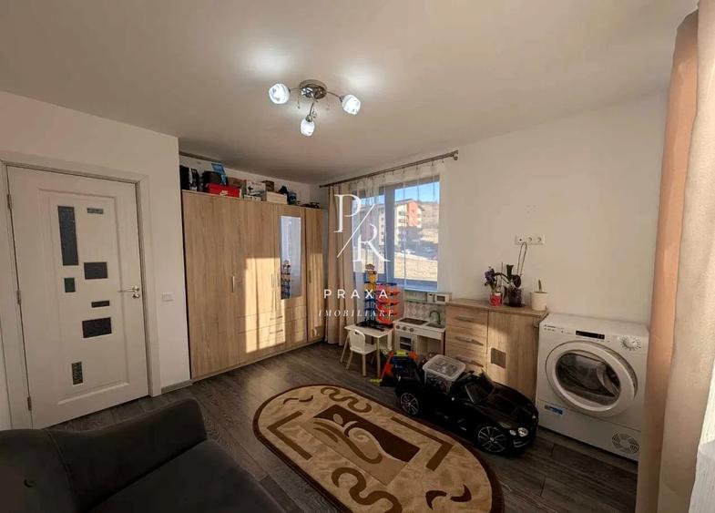Apartament cu 3 camere semidecomandat, mobilat în Florești